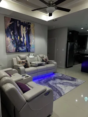 Purple King Size 3-bedroom apartment in wonderful McAllen with WiFi, AC