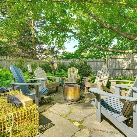 Charming Cottage w/ Patio, Walk to Boothbay Harbor