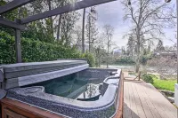 Hot Tub & Views: Spacious Getaway on Rogue River - Balkon