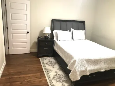 Stylish 1BR unit in Bedford, only 15 min to downtown Halifax. Near shopping area Hotels in Rockingham