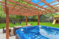 Spacious 4-bedroom house near DFW, Hot Tub, Game Room, Backyard Playset