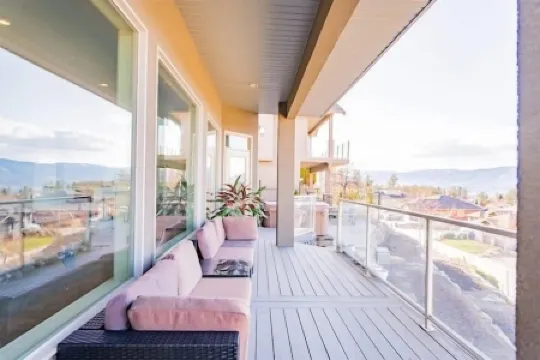 Legal Lakeview 2-bed 2-bath Entire Suite Отели рядом с достопримечательностью «Оканаган»