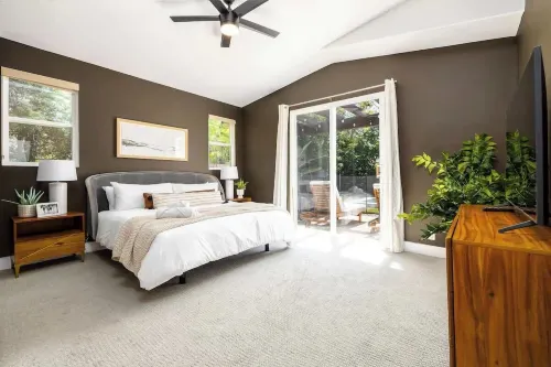 수영장과 온수 욕조가 있는 게이트 홈