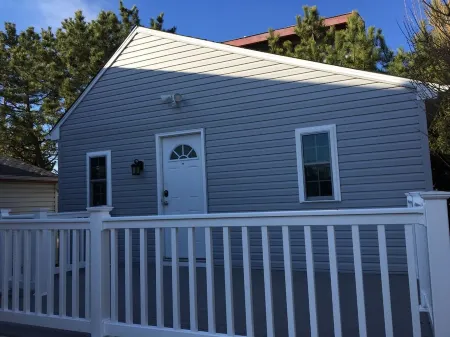 Bay Front Cottage in Historic Townbank