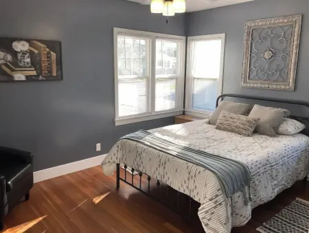 The Parson's Cottage - Charming, Cozy, Adorable!