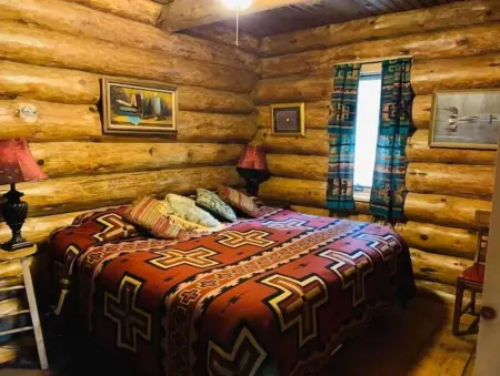 Cozy cottage trails, trout fishing & fireplace.