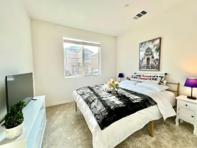 Sunny & Stylish Near LA 4BR Home w Desks & Lounge Hotels in der Nähe von Western University of Health Sciences