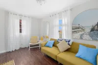 5 Minute Stroll to the Beach - Charming 3-bedroom in Narragansett with AC