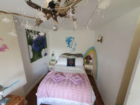 A quaint, riverside family cottage nestled in the heart of Tamar River Valley