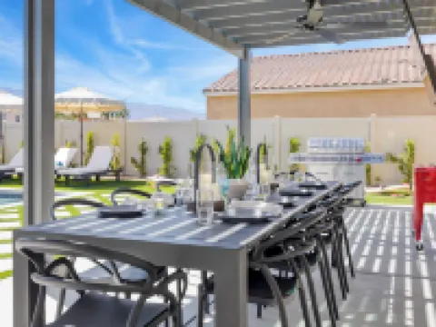 スリープス 16！プール オアシス ウィズ ゲームルーム、ホットタブ、ファイヤーピット デザート エデン by アヴァンステイ コーチェラのホテル