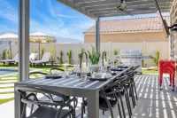 Desert Eden by Avantstay 6Br w/ Ensuite Backyard Oasis w/ Pool & Hot Tub!