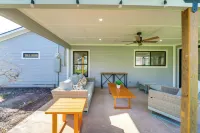 Stylish Irving Retreat w/ Private Patio - Homestays