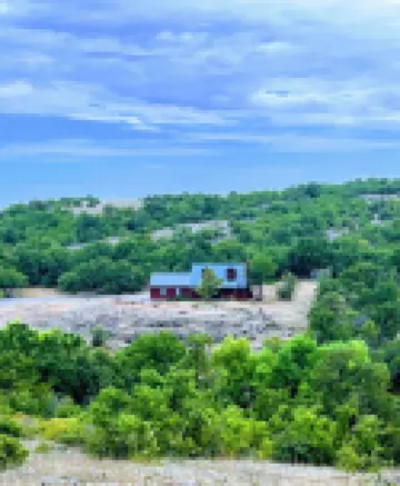 Mountainside Cabin in Medicine Park-Stunning Views-Borders Ft. Sill-Sleeps 18.