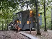 Charming 4-bedroom chalet with lake access in enchanting Innsbrook.