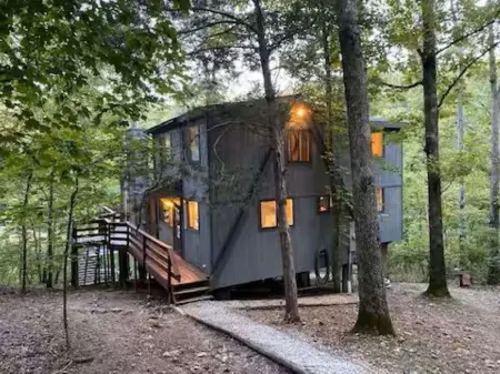 Charming 4-bedroom chalet with lake access in enchanting Innsbrook.