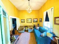 Circa 1900 Farmhouse Cottage - Pond - King Bed - Fenced - 8 Miles to Brenham