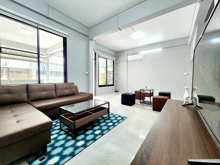 รูปภาพของIn the central of the city, close to convenience stores and transportation hubs.