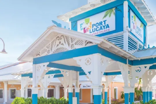 Cozy Waterfront Condo w/ Pool. Near Beaches, Restaurants & Attractions