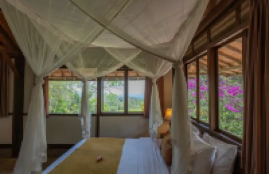 Peaceful Organic Farmhouse Retreat with Stunning Views