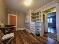 Charmer on 4th · 3Br/2BA · Downtown · Fire Pit · Fenced Yard · Enclosed Porch Hotels in Devils Lake