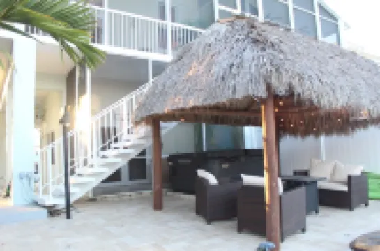 Spacious 3 bedroom home in Plantation key with 30 foot dock