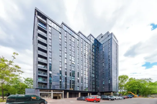 Modern Luxury Apartment in Old Trafford, Balcony, Sleeps 6