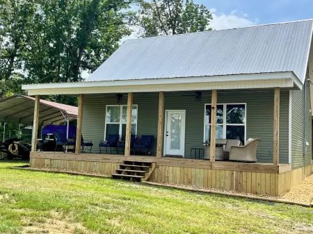 LAKE LIFE !!!Charming 3-bedroom cottage with dock and boat ramp on Weiss Lake