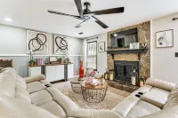 4 Mi to Airport: Atlanta Home w/ Deck & Hot Tub Các khách sạn ở Clayton County