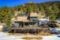 Deluxe Rental Cabin with Private Hot Tub in Wilderness of Evergreen, Colorado