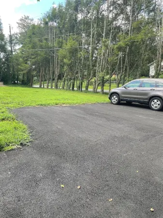 Charming double-room bedroom in a house in awesome Fairfax with fitness room, AC Отели в г. Октон