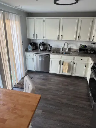 Charming 1-bedroom townhome in welcoming Capitol Heights with WiFi, AC