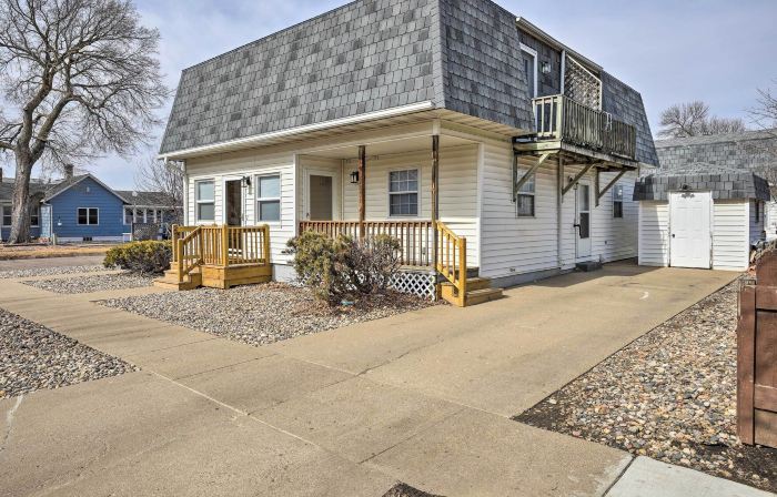 Akron Apartment w/ Balcony - Hunting Nearby!