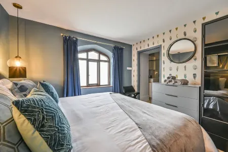 BOUTIQUE STAYS WITH PRIVATE HOT TUB