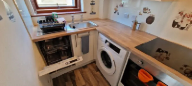 Centre of Town, Minutes to the Beach and Transport Hubs, Private Parking!