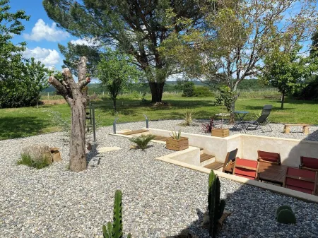 Quiet house surrounded by vineyards and overlooking the château.