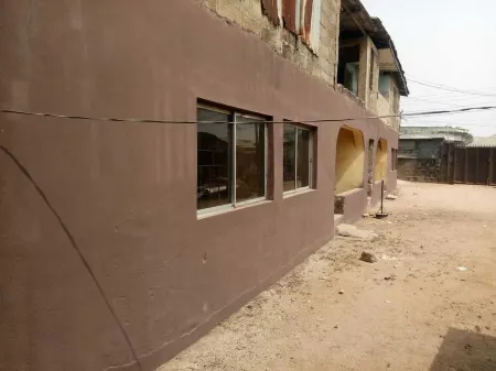 ..spare room 5 mins from wethal owerri