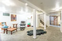 Minutes Walk to Downtown, Whychus Creek—-Bedroom, Cozy Cottage/Private Sauna.