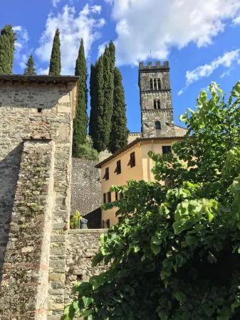 Barga historical center Charming apartment with garden