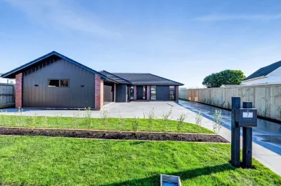 Family home with Game zone and Outdoor fireplace, Sleeps 10. Hotels in Bell Block