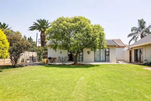 Luxe Suburban Haven 10 mins away from OR Tambo Airport .Load shedding Friendly