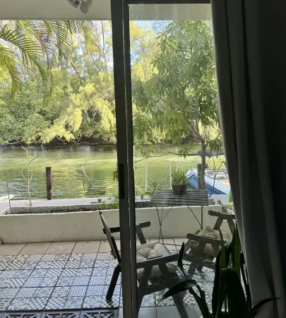 Waterfront Condo with Fishing, Paddleboard, and yard access. Отели в г. Север Майами