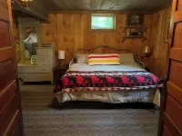 Camp Makwa 3-Bed 3-Bath Nostalgic Cabin in Harshaw Hotels in Cassian