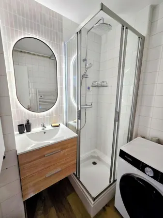 Charming renovated T2 ~ air conditioning ~ WiFi ~ view ~ streetcar at foot