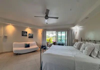 Palm Beach 103, Hastings, Barbados, 3 Bdrm, Beachfront, Pool, Great Location Hotel a 