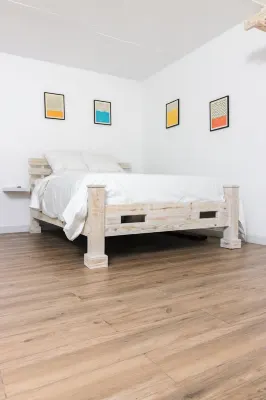 The Cottage is an open concept studio with contemporary space & rustic features. Hotels in 