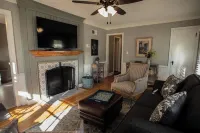 Cozy 2-bedroom cottage in charming Grand Island with WiFi, AC