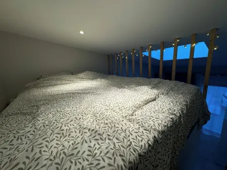 Cosy studio just a stone's throw from metro station D Отели в г. Венисьё