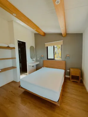 Chill hill cozy farm house on the outskirts of town Hotels in San Rafael