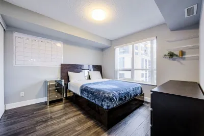 1 BDRM w pool. Perfect location. Free parking Hotels in Etobicoke