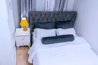 Beautifully furnished master en-suite 3- bedroom apartment โรงแรมใน